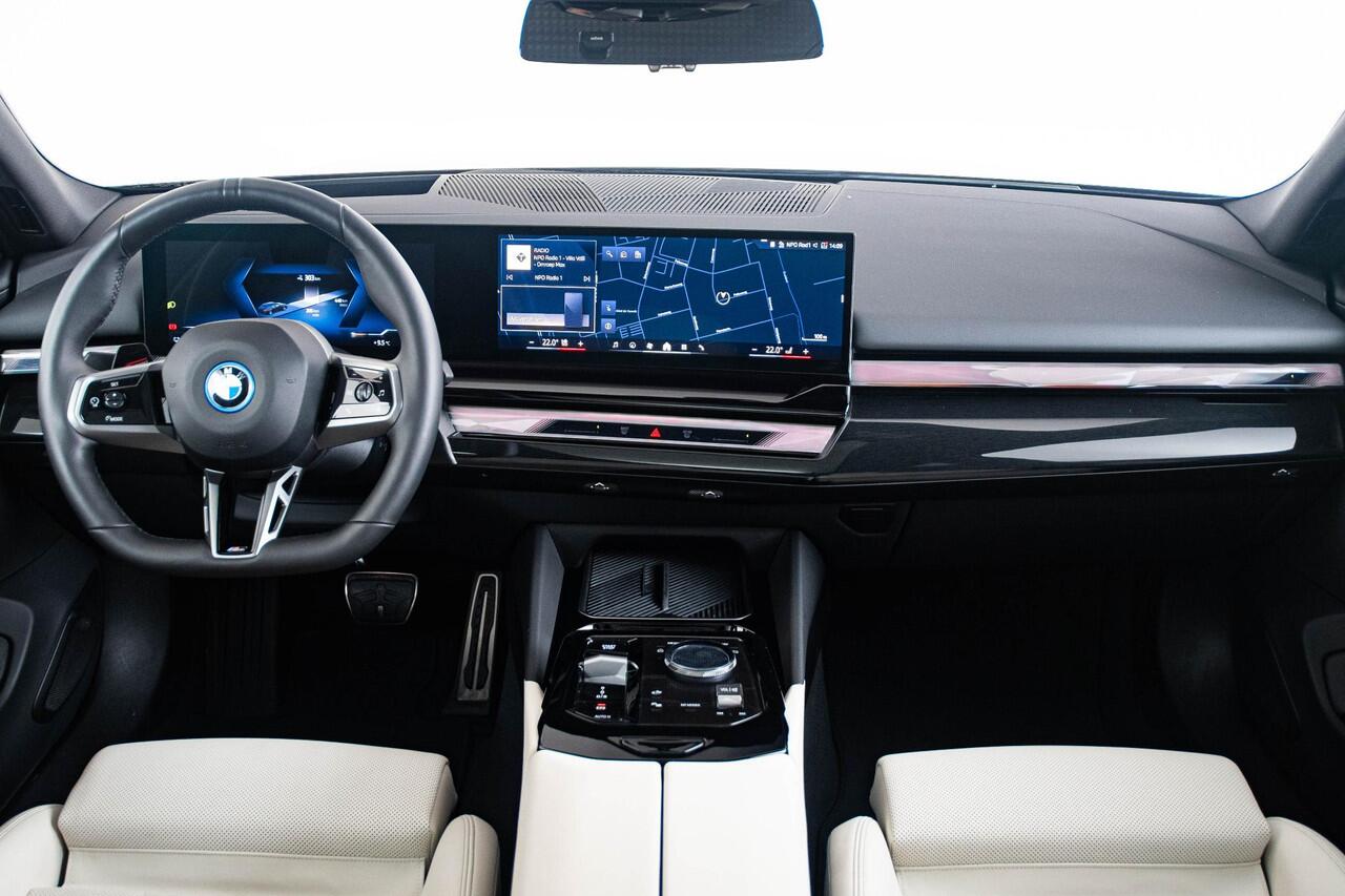 BMW i5 Touring eDrive40 M Sport Edition 84 kWh Trekhaak - Panoramadak - Parking/Driving Professional - Comfort Pack - Harman Kardon - Head up - Comfort Acces - Stuurwielrandverwarming - Active Guard -