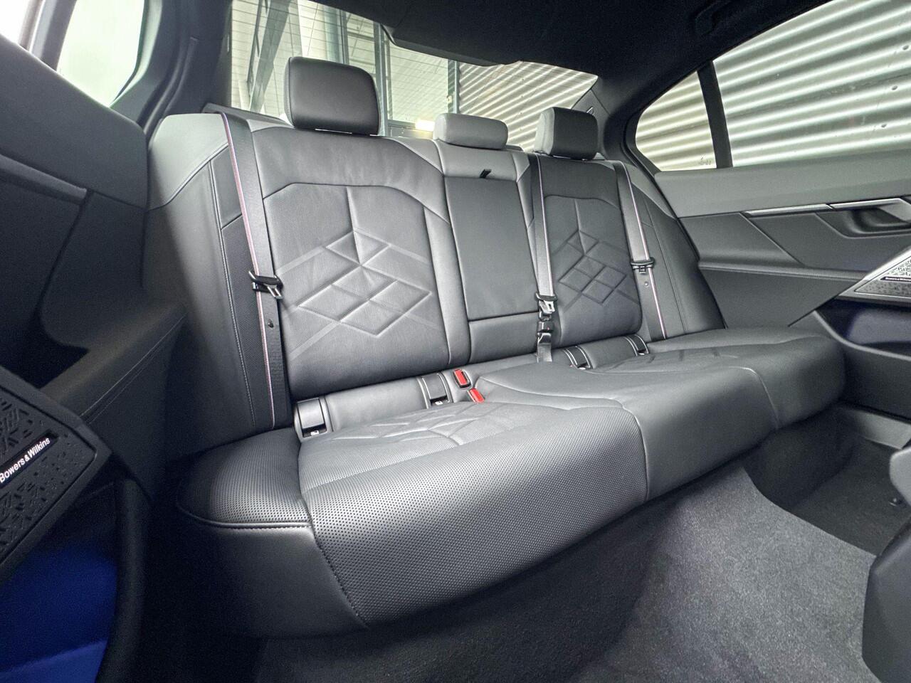 BMW i5 Sedan eDrive40 M Sport Edition | M Sport Pro | Innovation Pack | Travel Pack | Comfort Pack | Showroomvoordeel | ElectricDeals