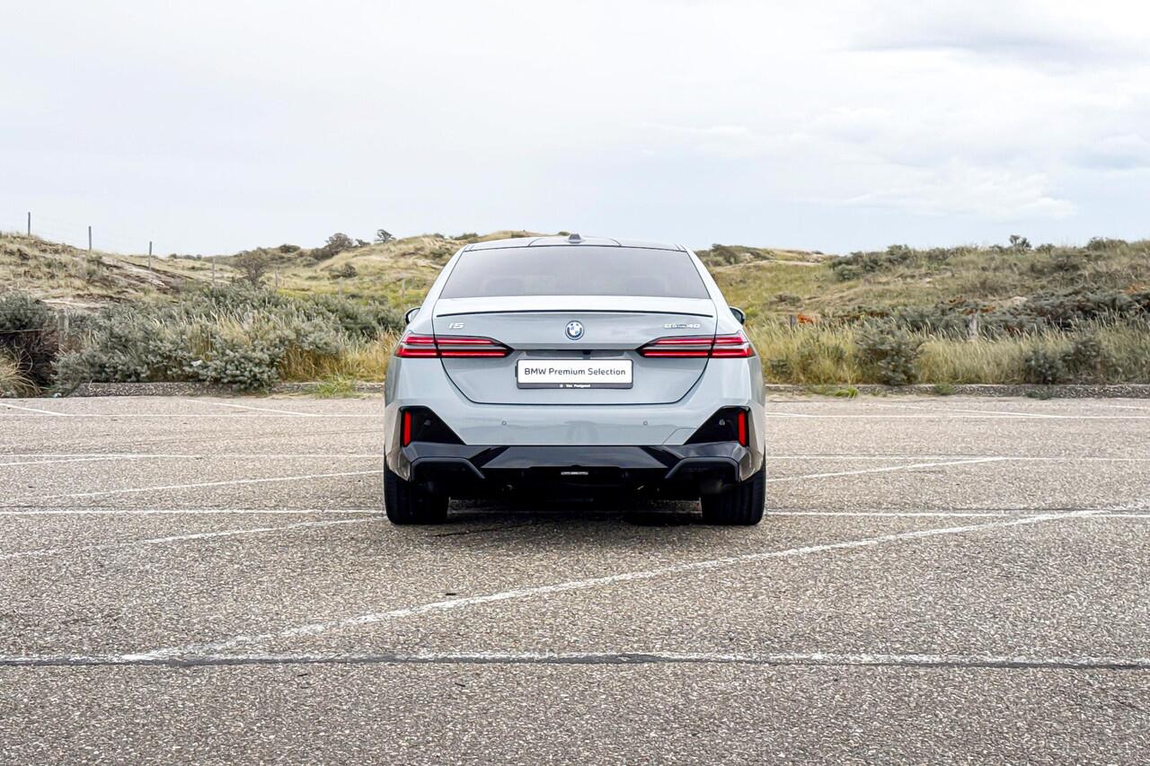 BMW i5 Sedan eDrive40 M Sport Edition | M Sport | Glazen Panoramadak | Head-up Display | Stoelventilatie | M Performance wielen