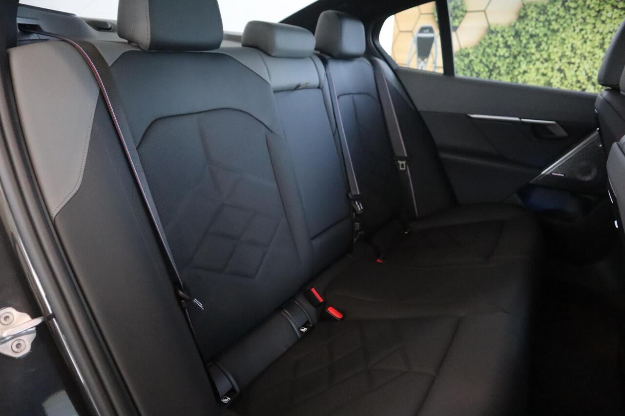 BMW i5 Sedan M60 xDrive M Sportpakket Pro | Innovation Pack | Travel Pack | Comfort Pack | Driving Assistant Professional