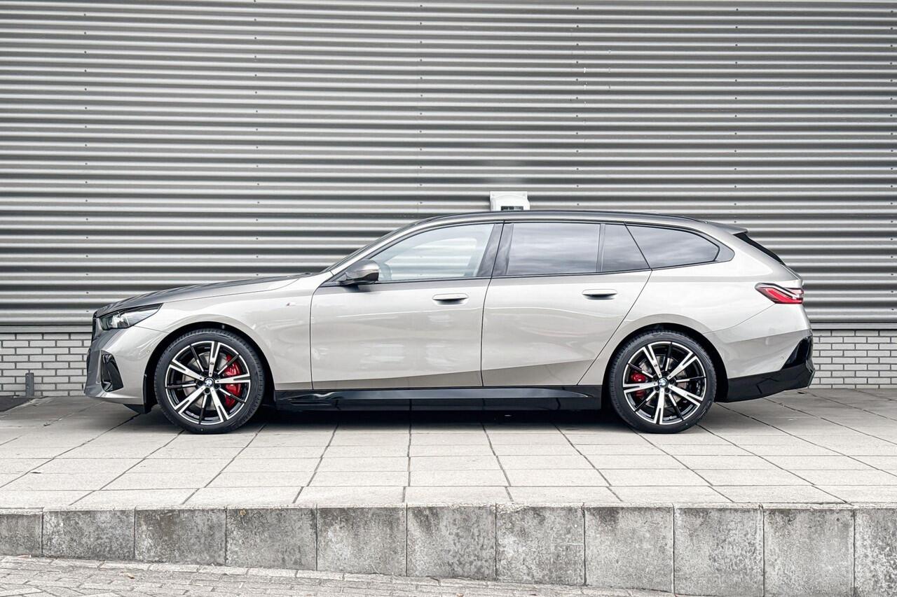 BMW i5 Touring eDrive40 M Sportpakket Pro / Innovation Pack / Travel Pack / Driving Assistant Professional