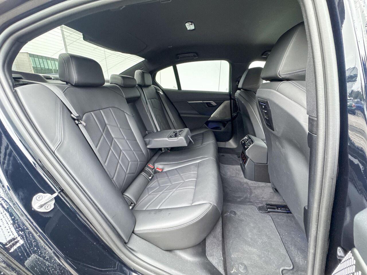 BMW i5 Sedan eDrive40 M Sport Edition / Stoelventilatie / Trekhaak Zwenkbaar / Elektrisch verstelbare stoelen / Stoelverwarming voor en achter / Comfort Acces / Harman Kardon / Selections