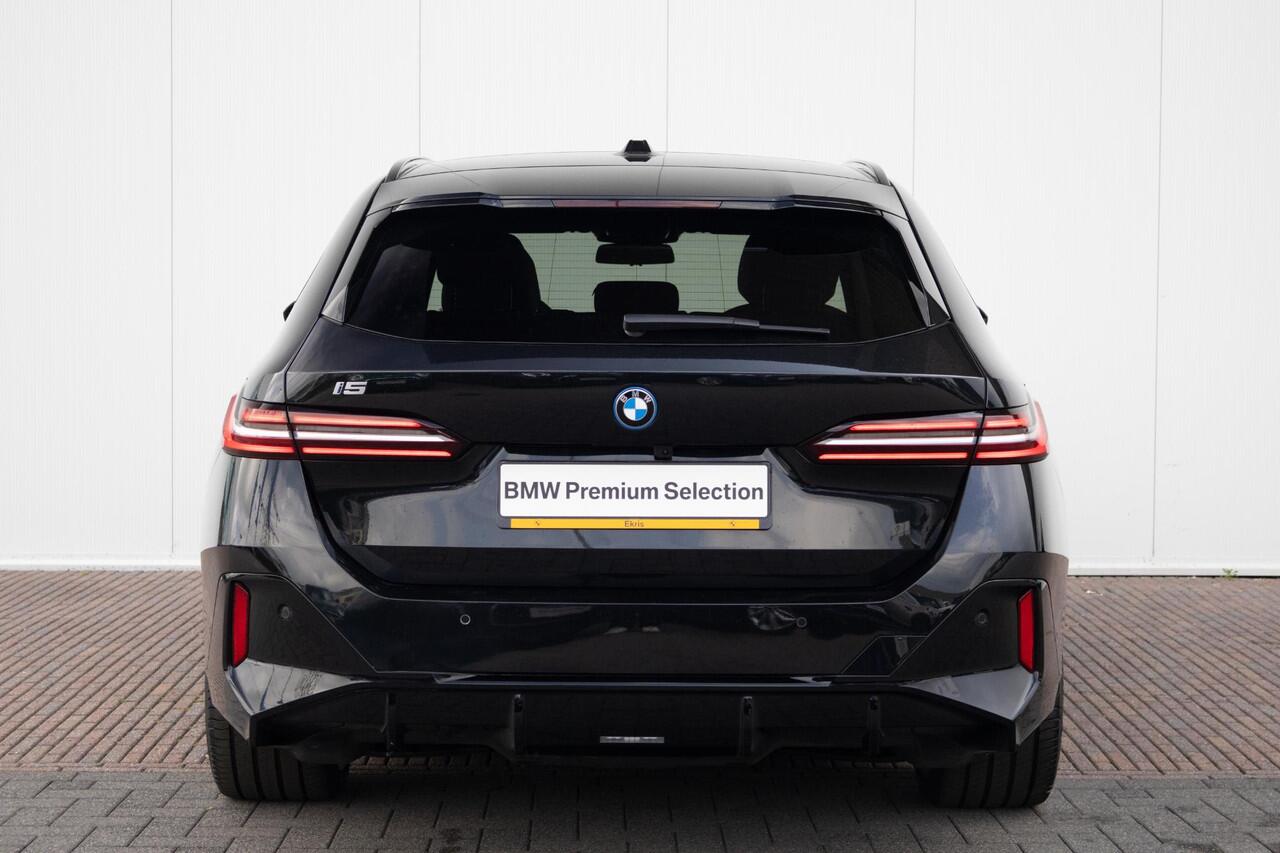 BMW i5 M60 xDrive 84 kWh Panoramadak - Stoelventilatie - Driving Assistant Professional