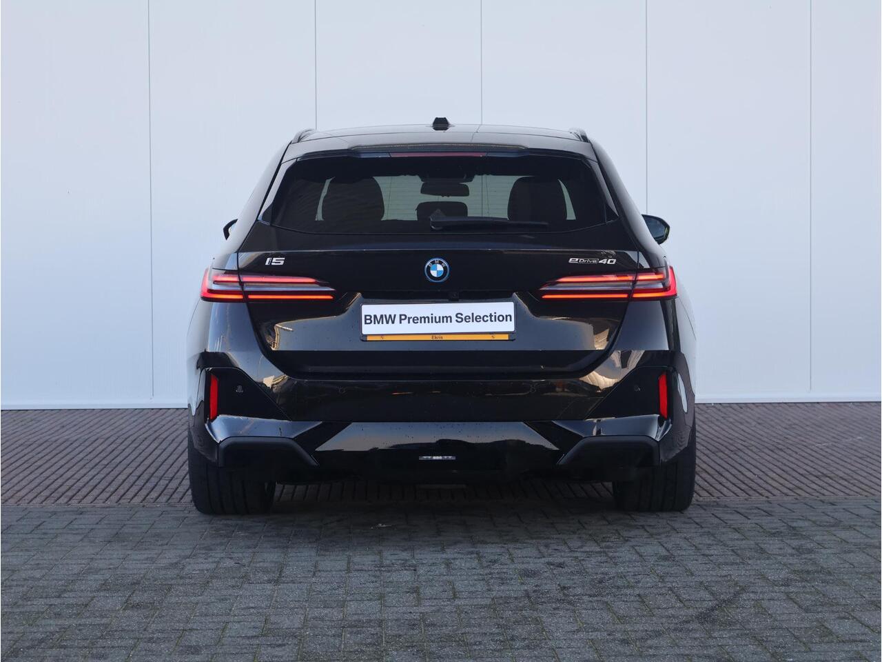 BMW i5 Touring eDrive40 M Sport Edition 84 kWh BMW Individual Lakkleur/ M- Sportpakket Pro/ Comfort Access/ Elektrische Trekhaak/ Panoramadak/ Comfortstoelen/ Bowers & Wilkins/ Driving Assistant Professional