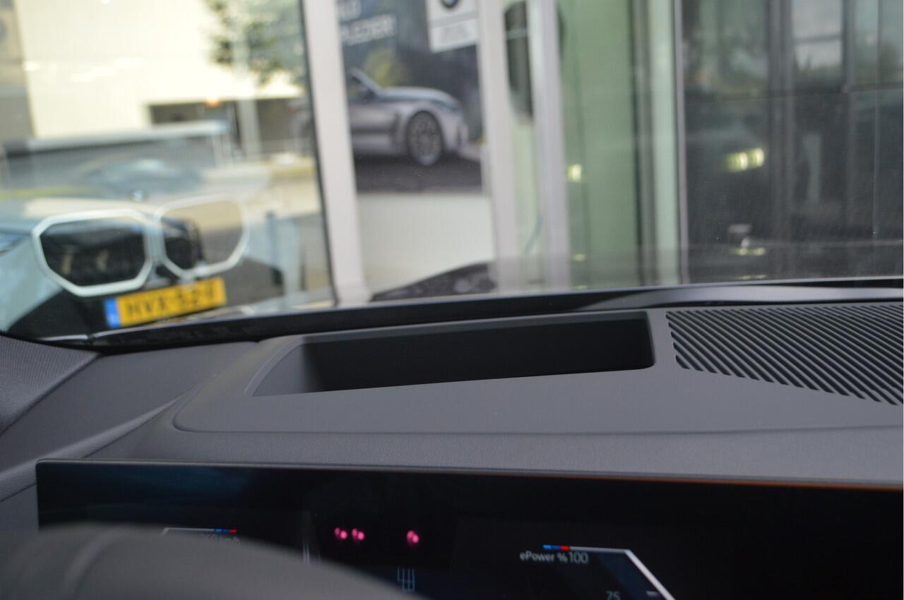 BMW i5 eDrive40 M Sport / Panoramadak / Trekhaak / Stoelventilatie / Adaptieve LED / Comfort Access / Parking Assistant Plus / Stuurverwarming