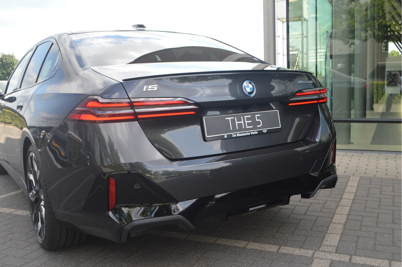 BMW i5 eDrive40 M Sport / Panoramadak / Trekhaak / Stoelventilatie / Adaptieve LED / Comfort Access / Parking Assistant Plus / Stuurverwarming