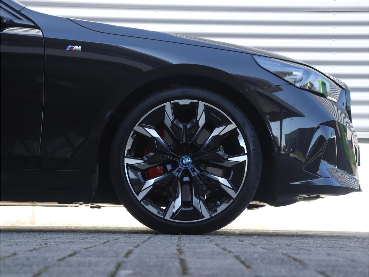 BMW i5 eDrive40 | M Sportpakket Pro | Comfort Pack | Driving Assistant Plus | Bowers & Wilkins | Iconic Glow | 20'' LMV | Ekris Selection