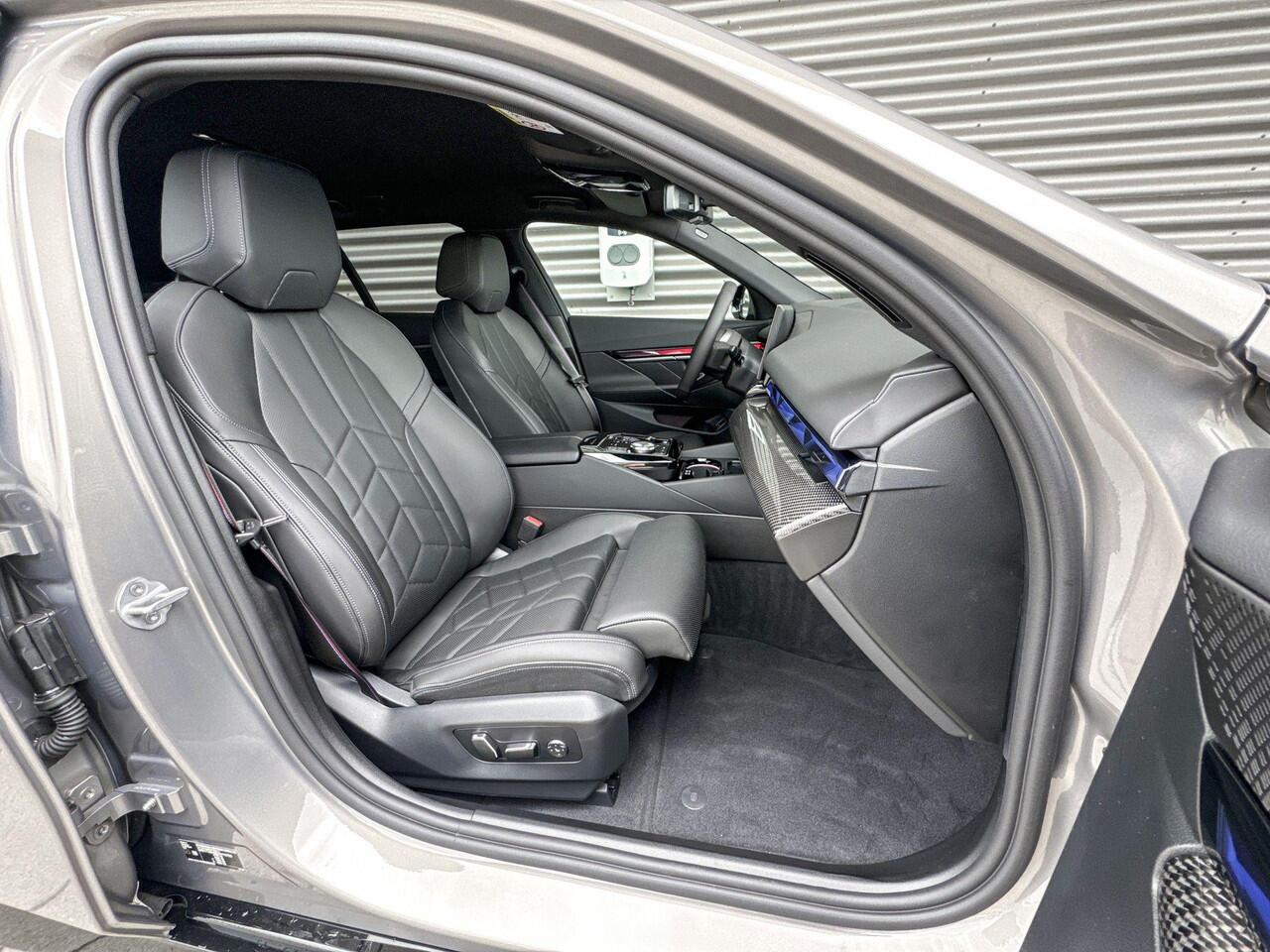 BMW i5 Touring eDrive40 M Sportpakket Pro / Innovation Pack / Travel Pack / Driving Assistant Professional