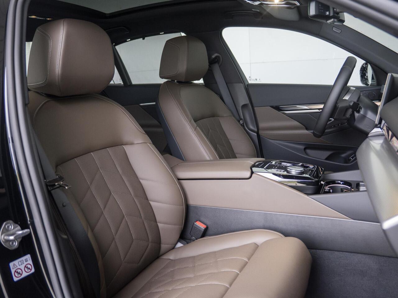 BMW i5 eDrive40 M Sportpakket 20'' / Panoramadak / Comfortstoelen / Harman Kardon / Trekhaak | Ekris Selection