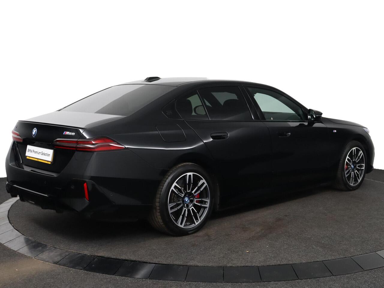 BMW i5 M60 xDrive 84 kWh M Sportpakket Pro | Stoelventilatie | Comfort Access | Trekhaak | Iconic Glow | Innovation Pack | Harman-Kardon