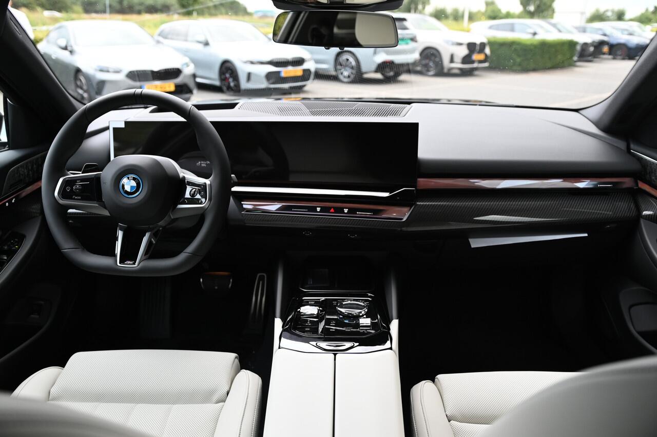 BMW i5 Touring eDrive40 M Sport / Panoramadak / Trekhaak / Bowers & Wilkins / Adaptieve LED / Stoelventilatie / Comfort Access / Parking Assistant Plus / Stuurverwarming