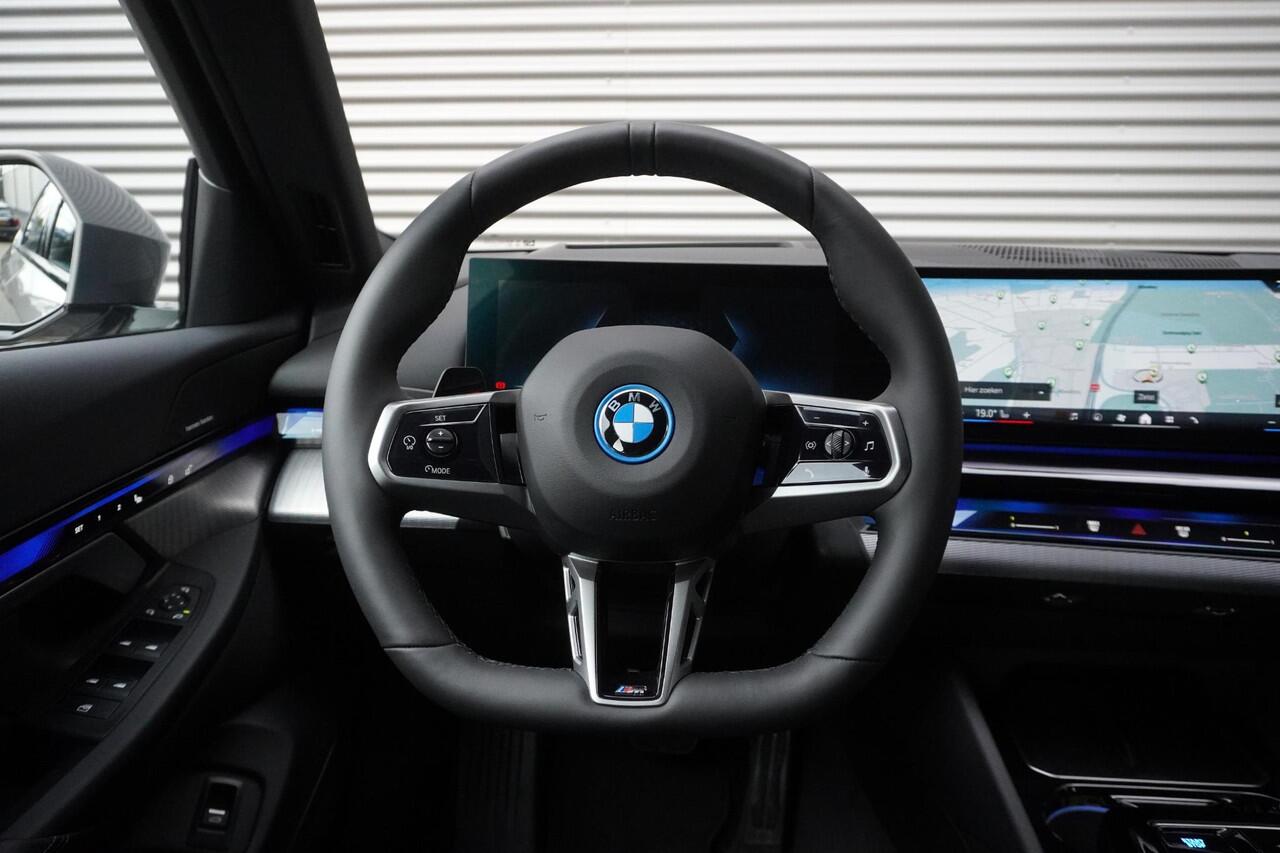 BMW i5 Touring eDrive40 M Sportpakket Pro | Comfort Pack | Trekhaak met elektrisch wegklapbare kogel | Adaptief onderstel professional | Driving Assistant Professional | Harman-Kardon sound system