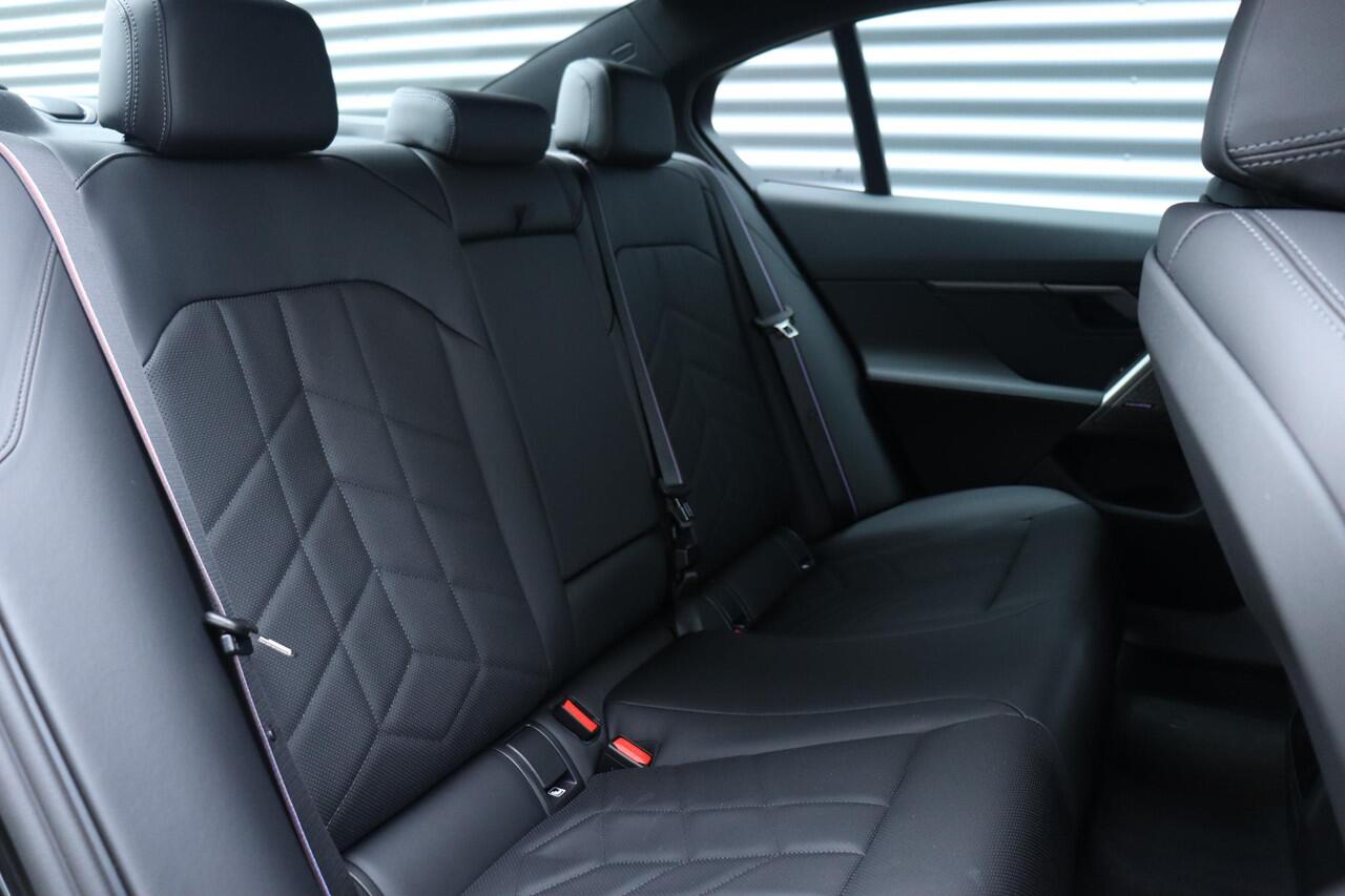 BMW i5 eDrive40 | M Sportpakket Pro | Comfort Pack | Driving Assistant Plus | Bowers & Wilkins | Iconic Glow | 20'' LMV | Ekris Selection