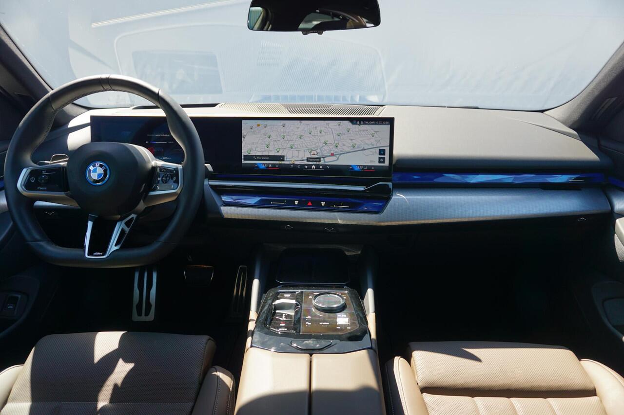 BMW i5 Sedan eDrive40 M Sportpakket 20'' / Panoramadak / Harman Kardon / Stoelventilatie / Trekhaak / Ekris Selection