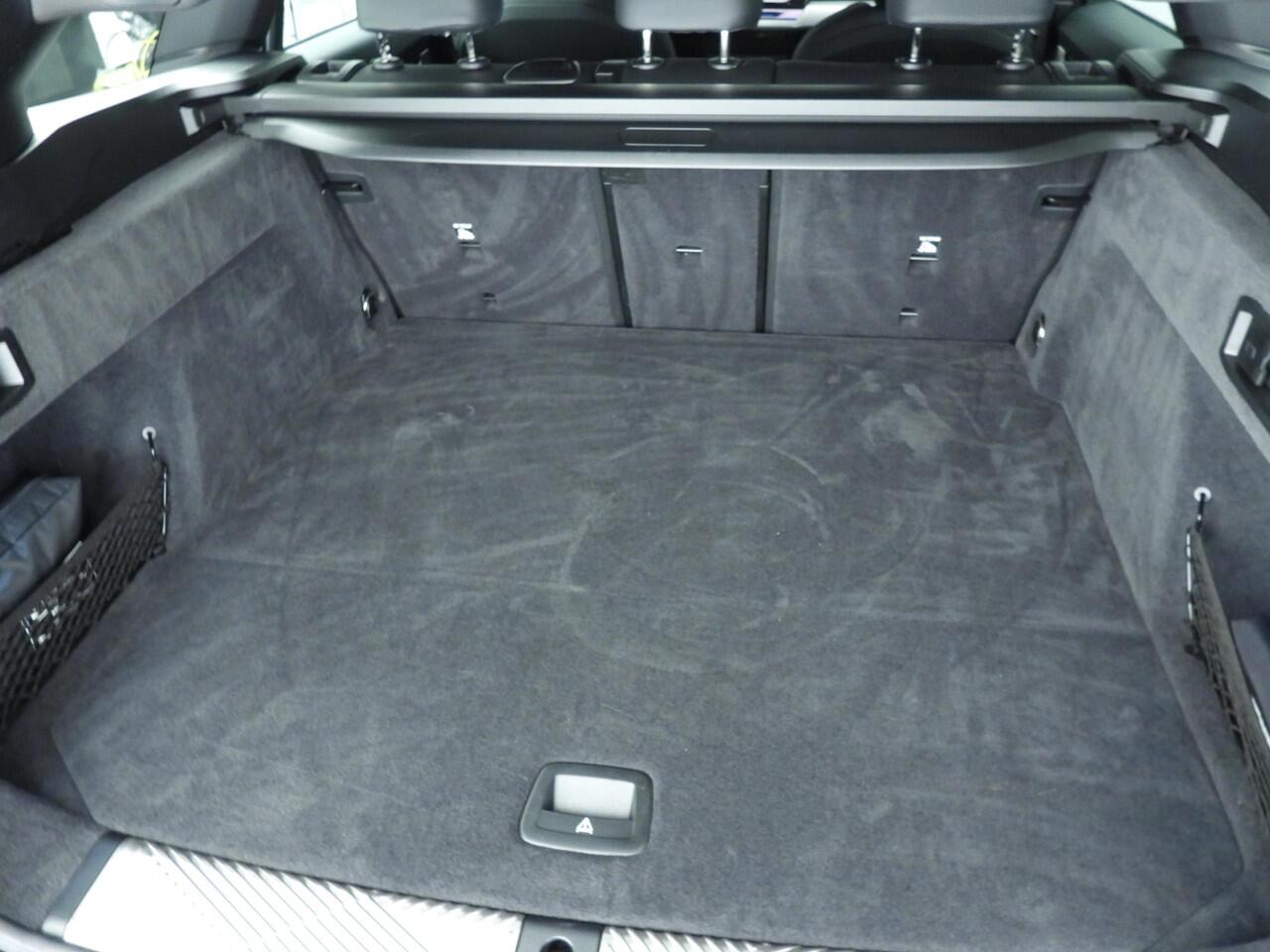 BMW i5 Touring eDrive40 | M-Sportpakket | LED | Navigatie | Active cruise | Trekhaak | Sportstoelen | DAB | Alu 19 inch