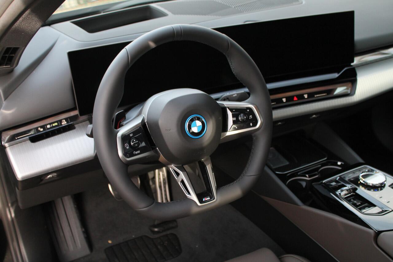 BMW i5 eDrive40 M Sport Automaat / Panoramadak / Trekhaak / Adaptieve LED / Parking Assistant Professional / Stoelventilatie / Comfort Access