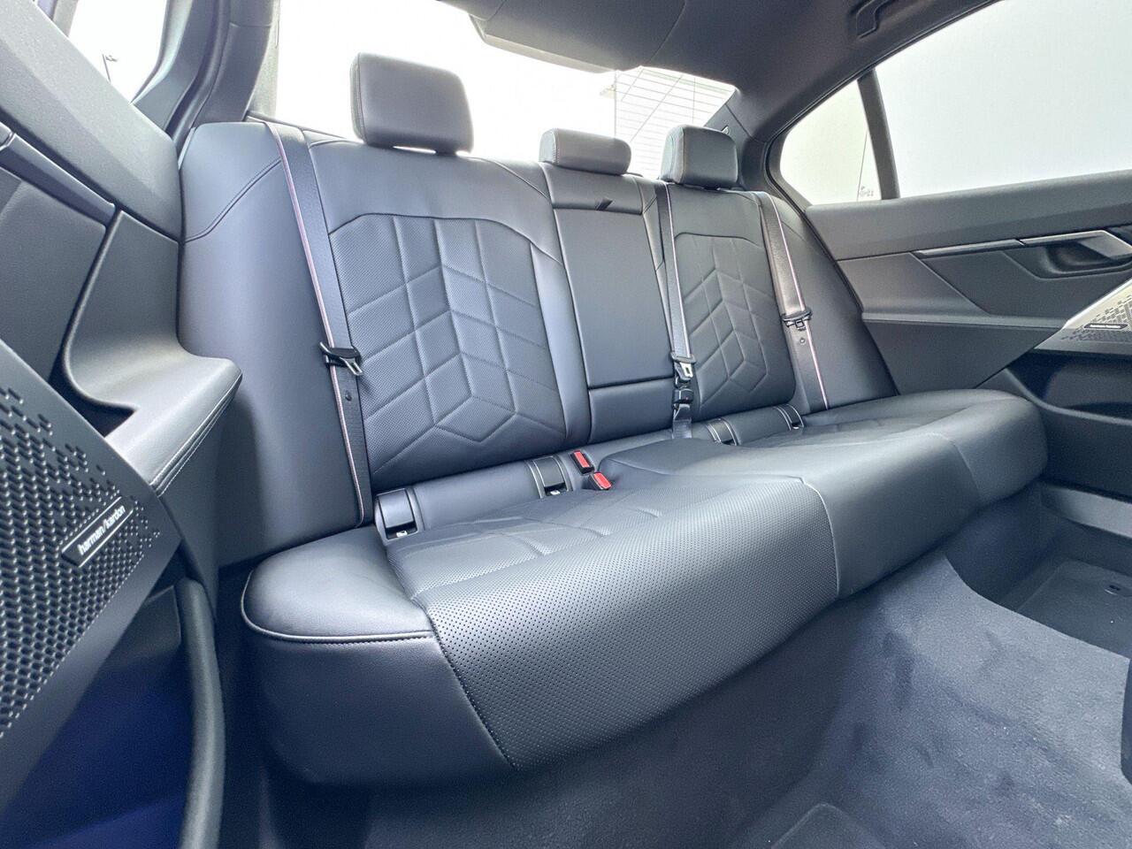 BMW i5 Sedan eDrive40 M Sport Edition M-Sport Pro / Glazendak / 20inch / Stoelverwarming / Adaptieve Led / Driving Assistant Plus