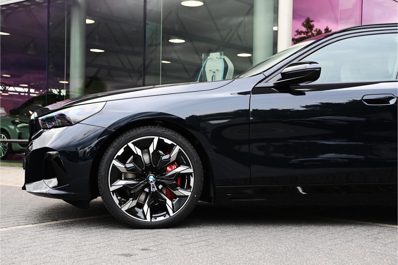 BMW i5 Touring eDrive40 M Sport / Panoramadak / Trekhaak / Bowers & Wilkins / Adaptieve LED / Stoelventilatie / Comfort Access / Parking Assistant Plus / Stuurverwarming