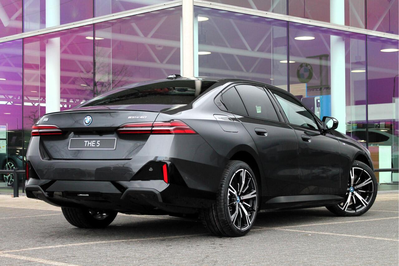 BMW i5 eDrive40 M Sport Automaat / Panoramadak / Trekhaak / Adaptieve LED / Parking Assistant Professional / Stoelventilatie / Comfort Access