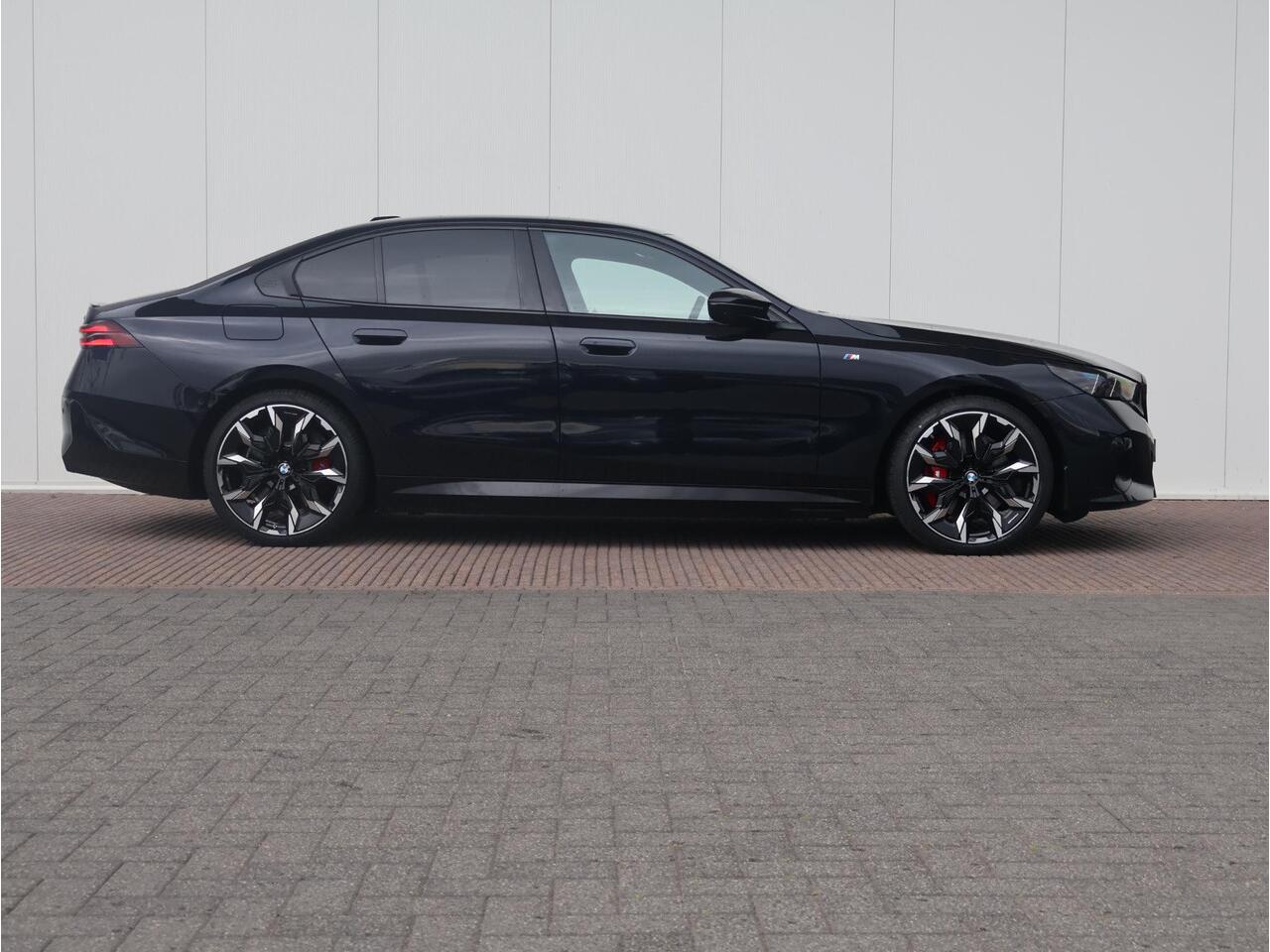 BMW i5 M60 xDrive 84 kWh M-Sportpakket Pro - Bowers & Wilkins - Pano - Driving Assistant Professional - 21" LMV - Stoelventilatie