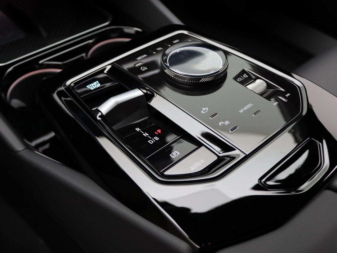 BMW i5 Sedan eDrive40 M Sportpakket Pro | M Sport Edition | Travel Pack | Comfort Pack | Trekhaak | Comfortstoelen | Driving Assistant Plus | Harman Kardon | 20''