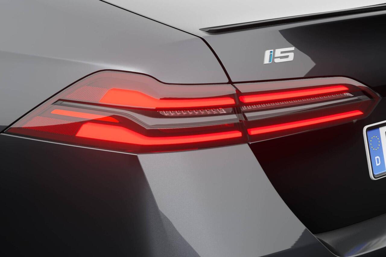 BMW i5 Sedan eDrive40 M Sport Edition | M Sport Pro | Travel Pack | Comfort Pack | Trekhaak | Getint Glas | Laadaansluiting 22kW | VPLD