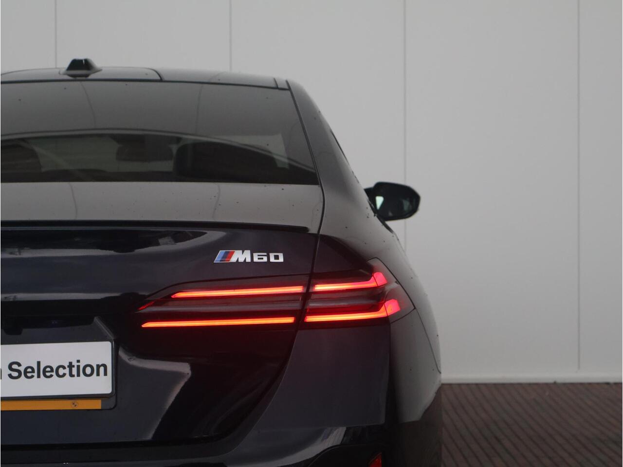 BMW i5 M60 xDrive 84 kWh M-Sportpakket Pro/ Bowers & Wilkins/ Comfort Acces/ Driving Assistant Professional/ 21" LMV/ Stoelventilatie/ Panoramadak