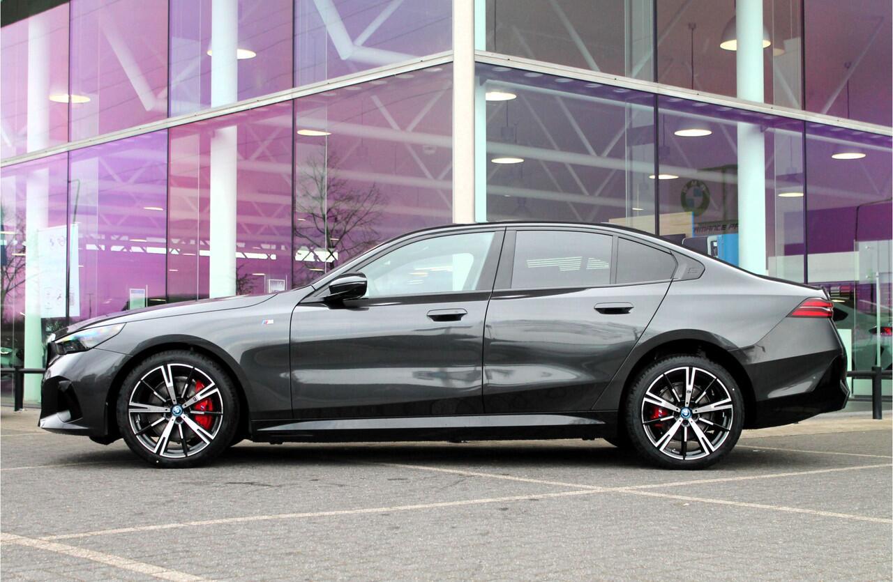 BMW i5 eDrive40 M Sport Automaat / Panoramadak / Trekhaak / Adaptieve LED / Parking Assistant Professional / Stoelventilatie / Comfort Access