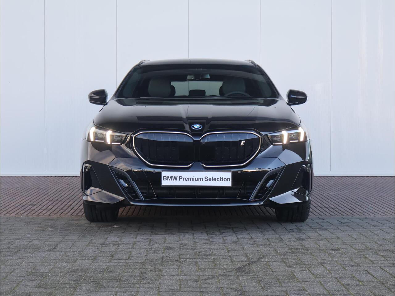 BMW i5 Touring eDrive40 M Sport Edition 84 kWh BMW Individual Lakkleur/ M- Sportpakket Pro/ Comfort Access/ Elektrische Trekhaak/ Panoramadak/ Comfortstoelen/ Bowers & Wilkins/ Driving Assistant Professional