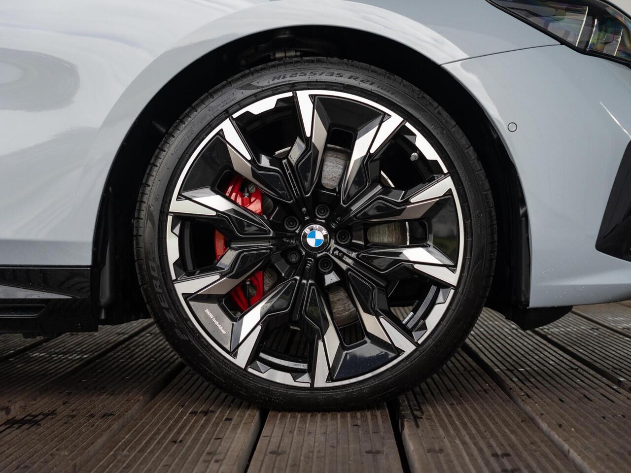 BMW i5 Touring eDrive40 | M Sportpakket Pro | Innovation Pack | Bowers & Wilkins | Verwarmd Stuurwiel | Comfort Access | Panoramadak | Stoelventilatie | Trekhaak