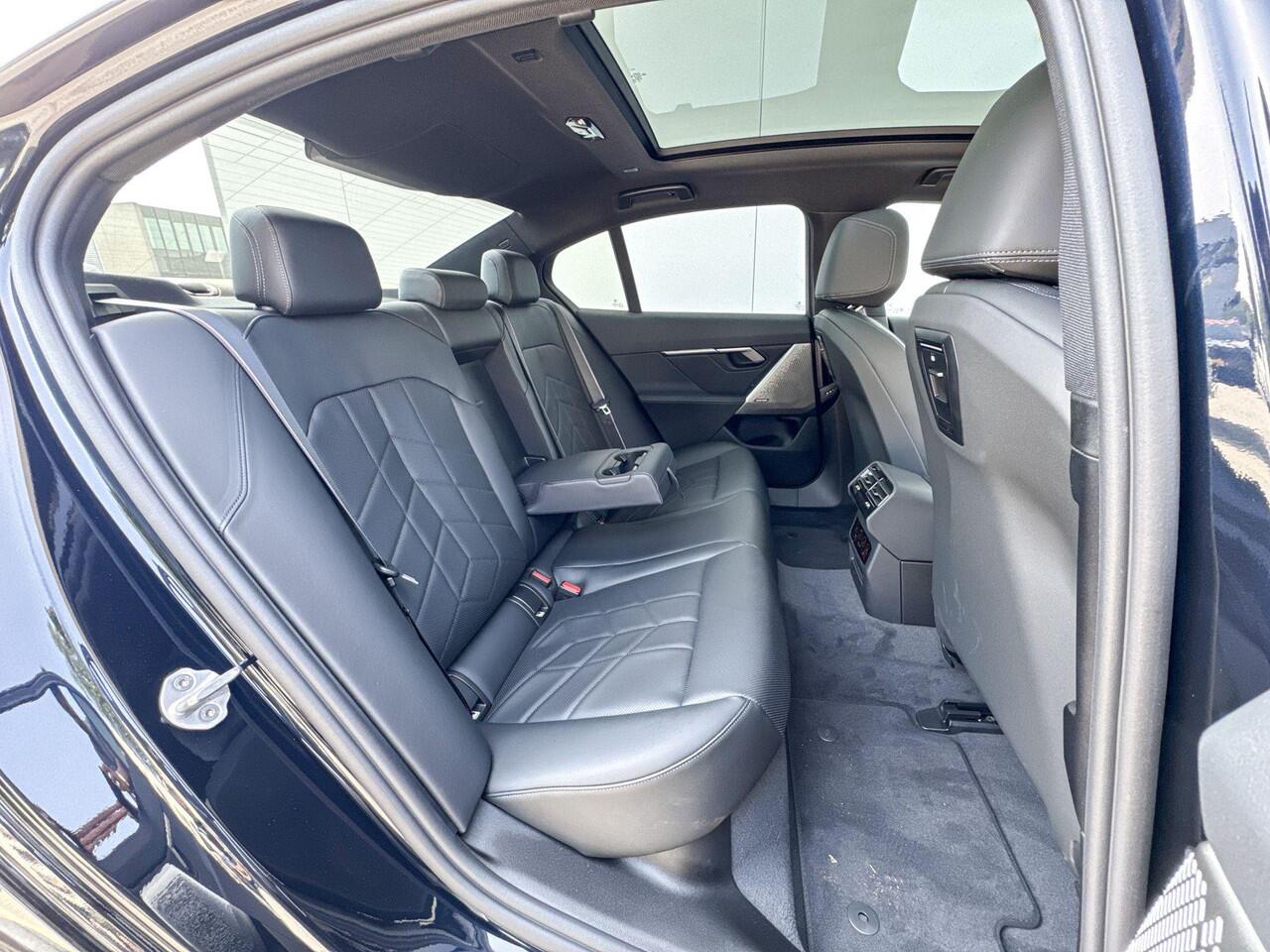 BMW i5 Sedan eDrive40 M Sport Edition M-Sport Pro / Glazendak / 20inch / Stoelverwarming / Adaptieve Led / Driving Assistant Plus