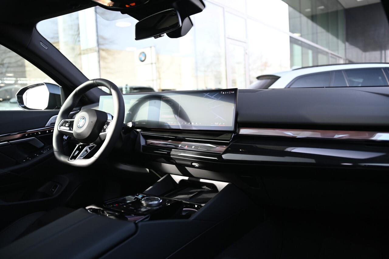 BMW i5 eDrive40 M Sport / Panoramadak / Trekhaak / Bowers & Wilkins / Stoelventilatie / Adaptieve LED / Parking Assistant Plus / Comfort Access