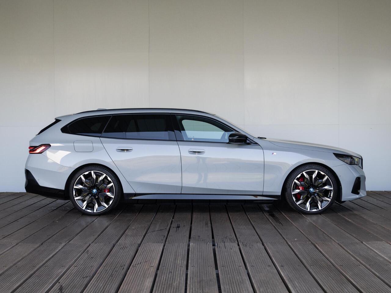 BMW i5 Touring M60 xDrive | M Sportpakket Pro | Innovation Pack | Verwarmd Stuurwiel | Comfort Access | Panoramadak | Stoelverwarming | Bowers & Wilkins | Trekhaak