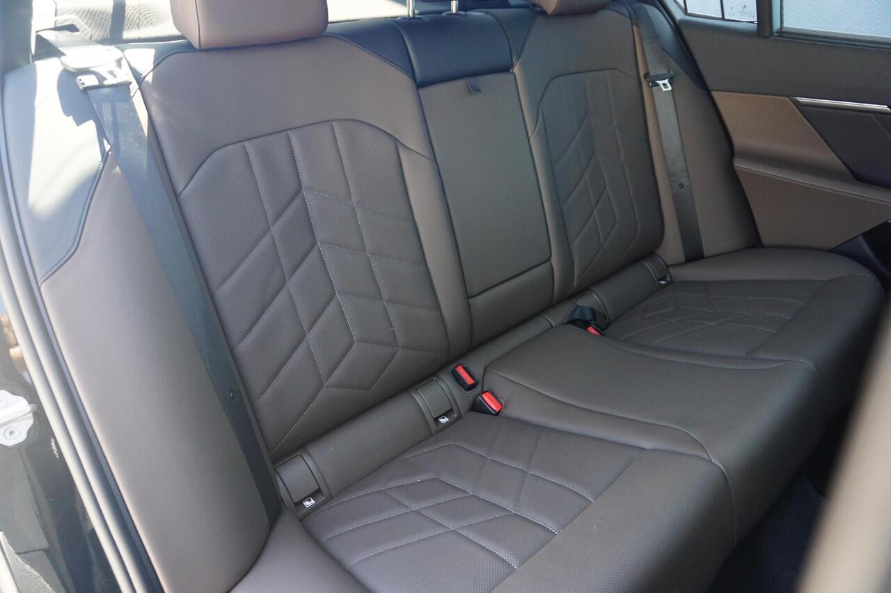 BMW i5 Sedan eDrive40 M Sportpakket 20'' / Panoramadak / Harman Kardon / Stoelventilatie / Trekhaak / Ekris Selection