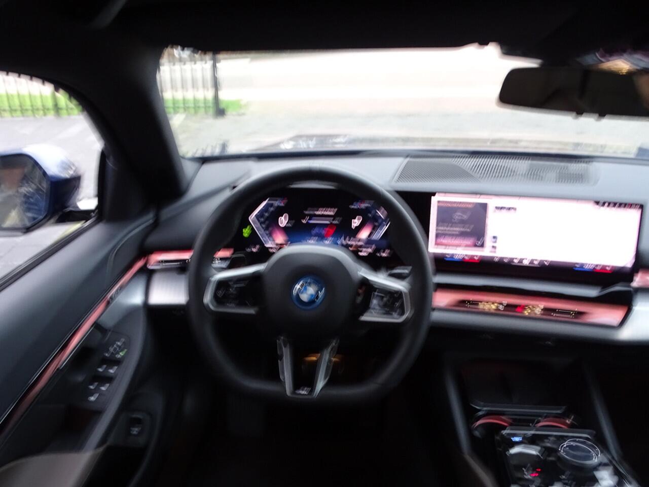 BMW i5 eDrive40 M Sport Edition Elek.Trekhaak Driv.Ass.Plus Park.hulp Ada.Led Nav. 19''LM Velgen