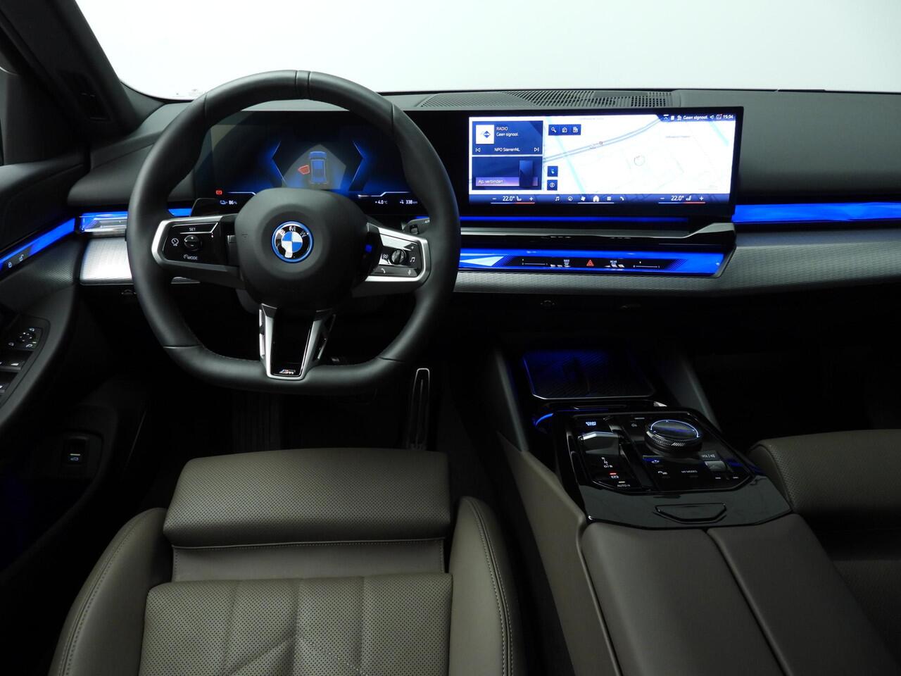 BMW i5 Touring eDrive40 | M-Sportpakket | LED | Leder | Navigatie | Active cruise | Trekhaak | Sportstoelen | DAB | Alu 20 inch