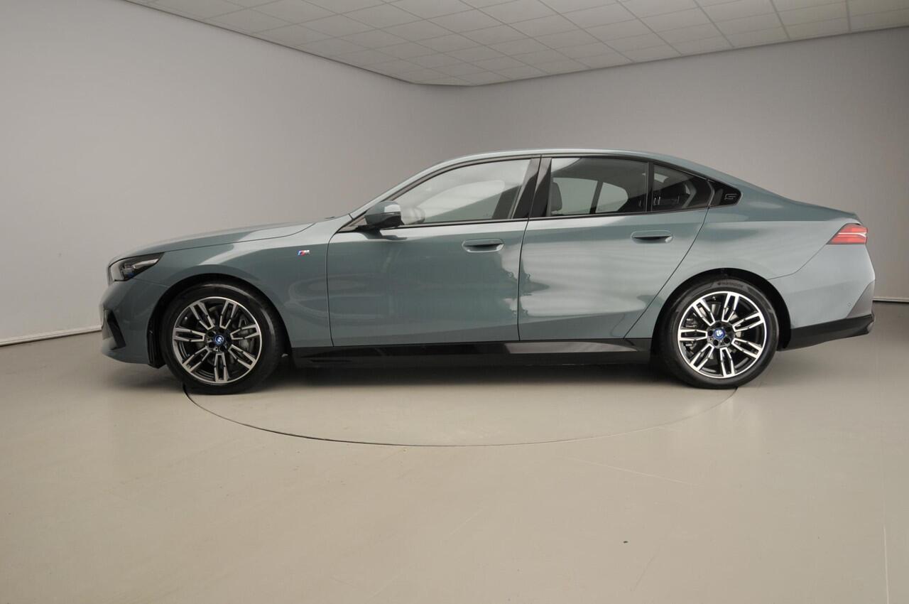 BMW i5 Sedan eDrive40 | M-Sportpakket | LED | Navigatie | Trekhaak | Active cruise | Sportstoelen | DAB | Alu 19 inch