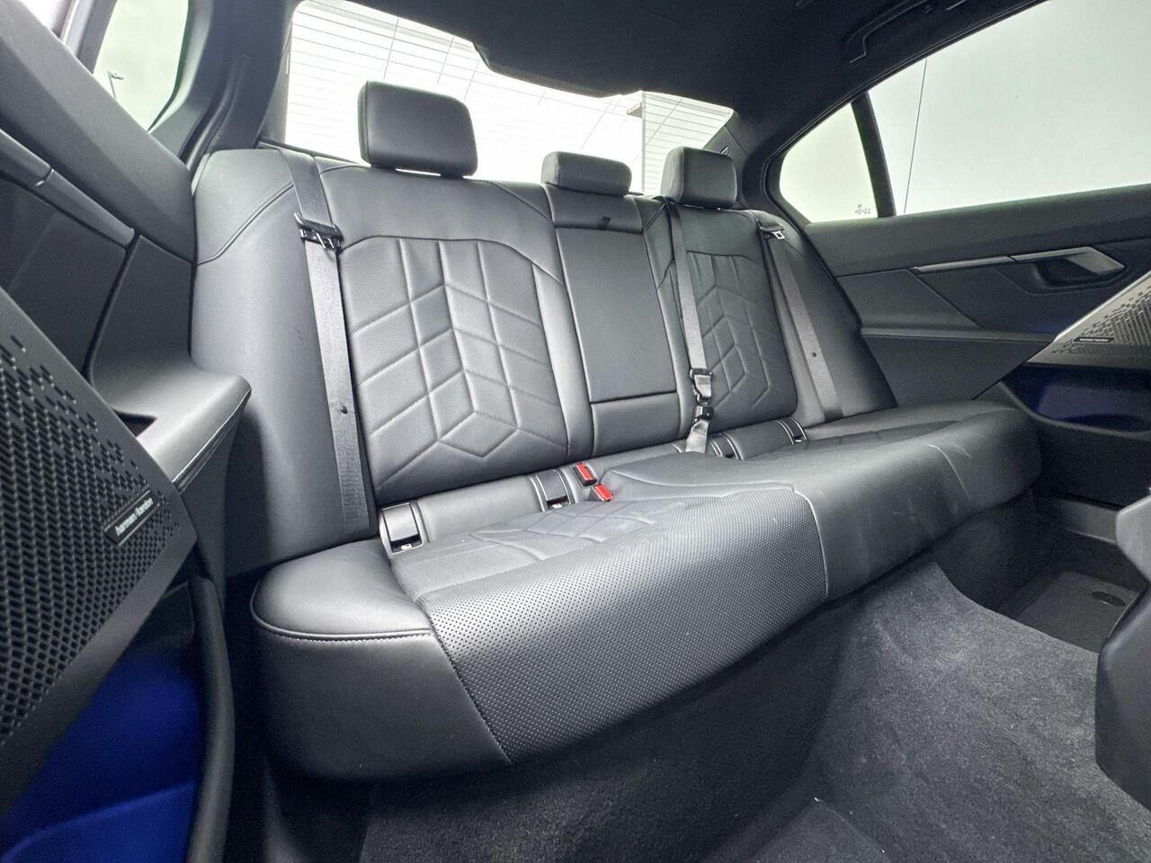 BMW i5 Sedan eDrive40 M Sport Edition / Stoelventilatie / Trekhaak Zwenkbaar / Elektrisch verstelbare stoelen / Stoelverwarming voor en achter / Comfort Acces / Harman Kardon / Selections