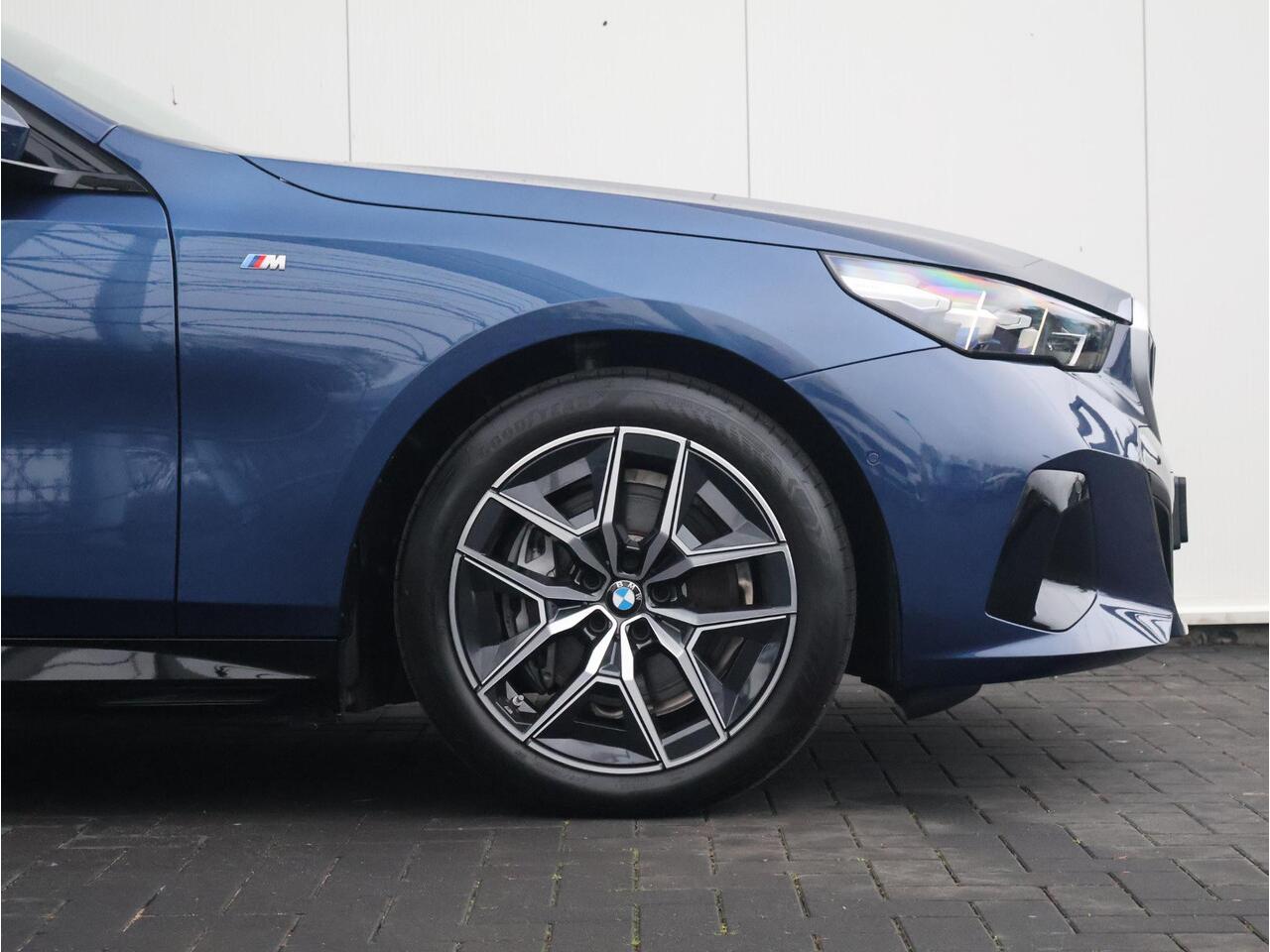 BMW i5 eDrive40 M Sport Edition 84 kWh M Sportpakket/ Achteruitrijcamera/ Stoelventilatie/ Harman-Kardon/ Driving Assistant Plus/ Elektrisch verstelbare stoelen/ Stoelverwarming