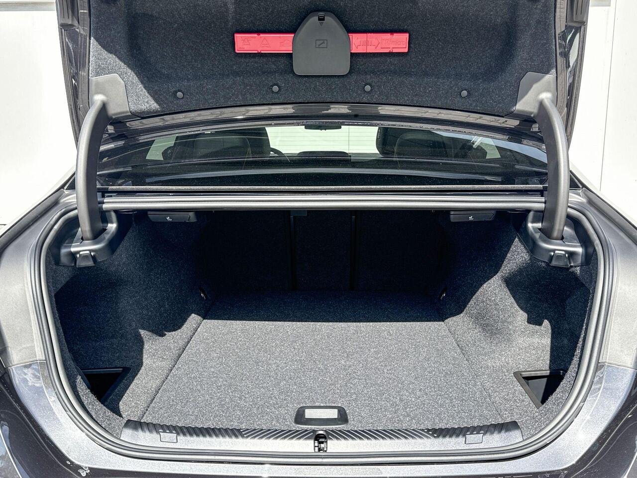 BMW i5 Sedan eDrive40 | M Sport Pro | Travel Pack | Comfort Pack | Trekhaak