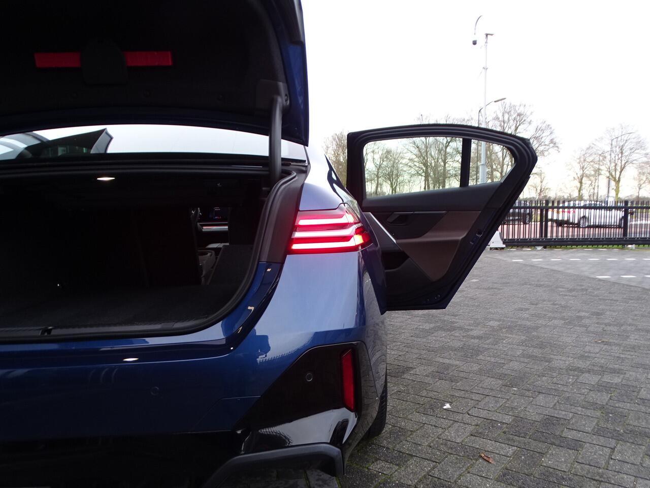 BMW i5 eDrive40 M Sport Edition Elek.Trekhaak Driv.Ass.Plus Park.hulp Ada.Led Nav. 19''LM Velgen