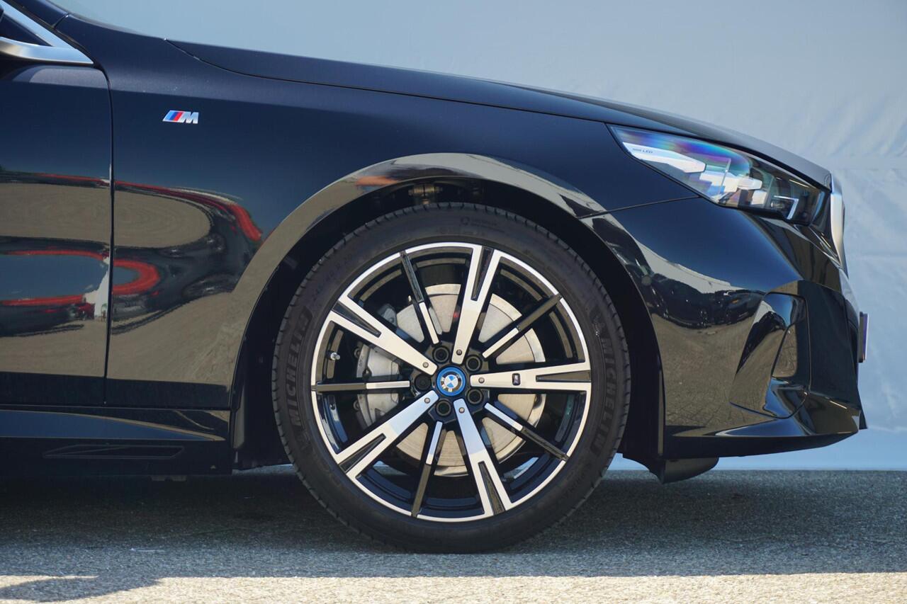 BMW i5 Sedan eDrive40 M Sportpakket 20'' / Panoramadak / Harman Kardon / Stoelventilatie / Trekhaak / Ekris Selection