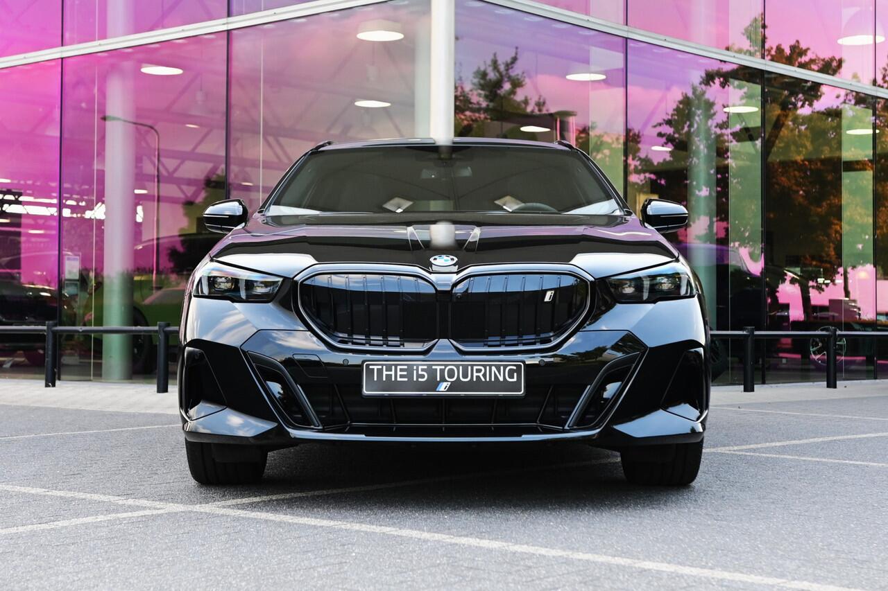 BMW i5 Touring eDrive40 M Sport / Panoramadak / Trekhaak / Bowers & Wilkins / M Multifunctionele Stoelen / Comfort Access / Adaptieve LED / Stoelventilatie