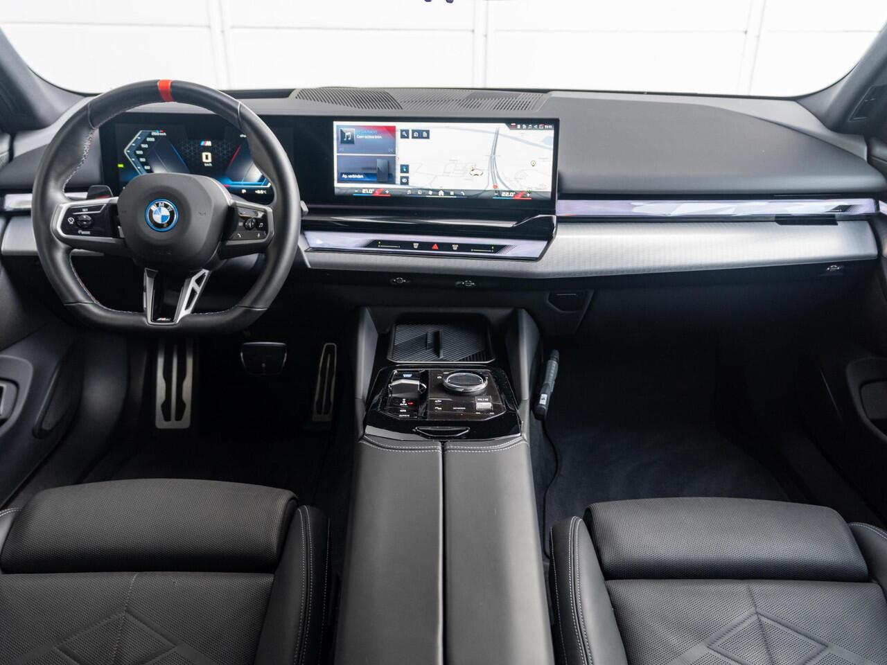 BMW i5 M60 xDrive | M Sportpakket Pro | Innovation Pack | Harman-Kardon | Stoelventilatie | Stuurwielrand verwarmd | Comfort Access | Trekhaak
