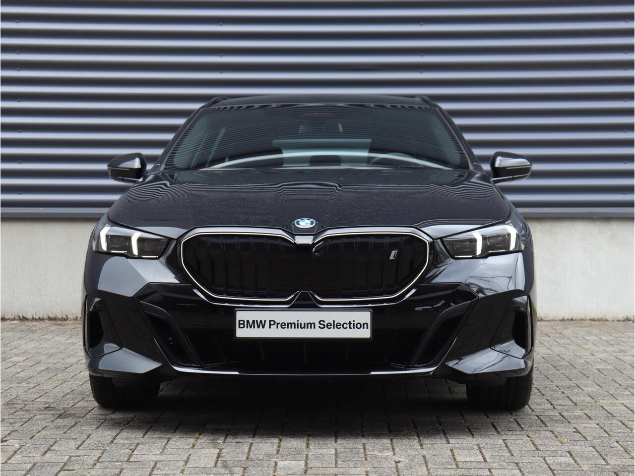 BMW i5 Touring eDrive40 | M Sportpakket Pro | Trekhaak | Driving Assistant Prof. | Adaptief M Onderstel Prof. | Harman Kardon | Head-Up | Parking Assistant Plus | Comfortstoelen | 19'' LMV