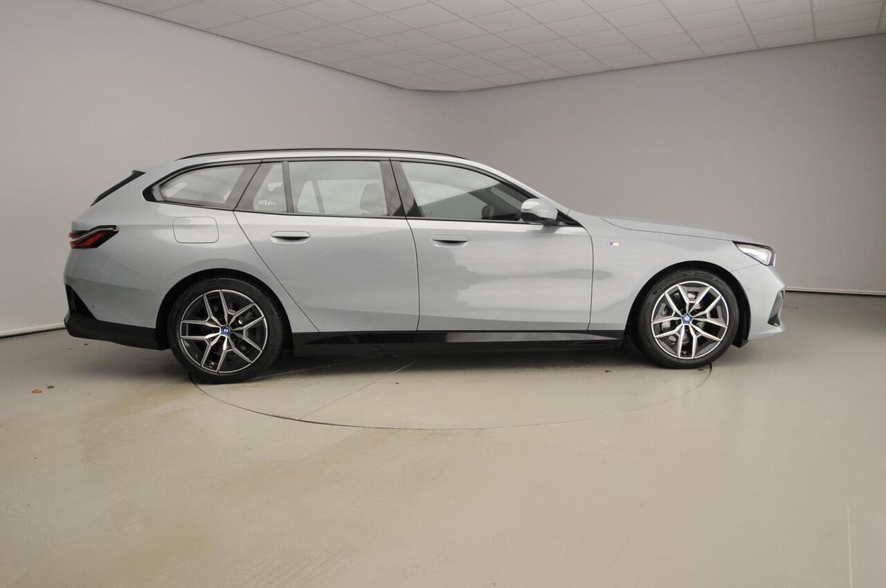 BMW i5 Touring eDrive40 | M-Sportpakket | LED | Navigatie | Active cruise | Trekhaak | Sportstoelen | DAB | Alu 19 inch