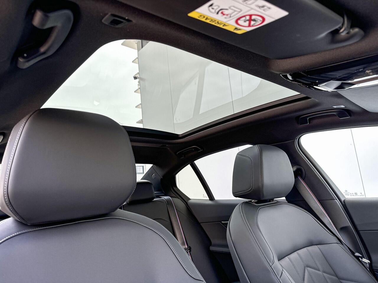 BMW i5 Sedan eDrive40 M Sport Edition M-Sport Pro / Glazendak / 20inch / Stoelverwarming / Adaptieve Led / Driving Assistant Plus