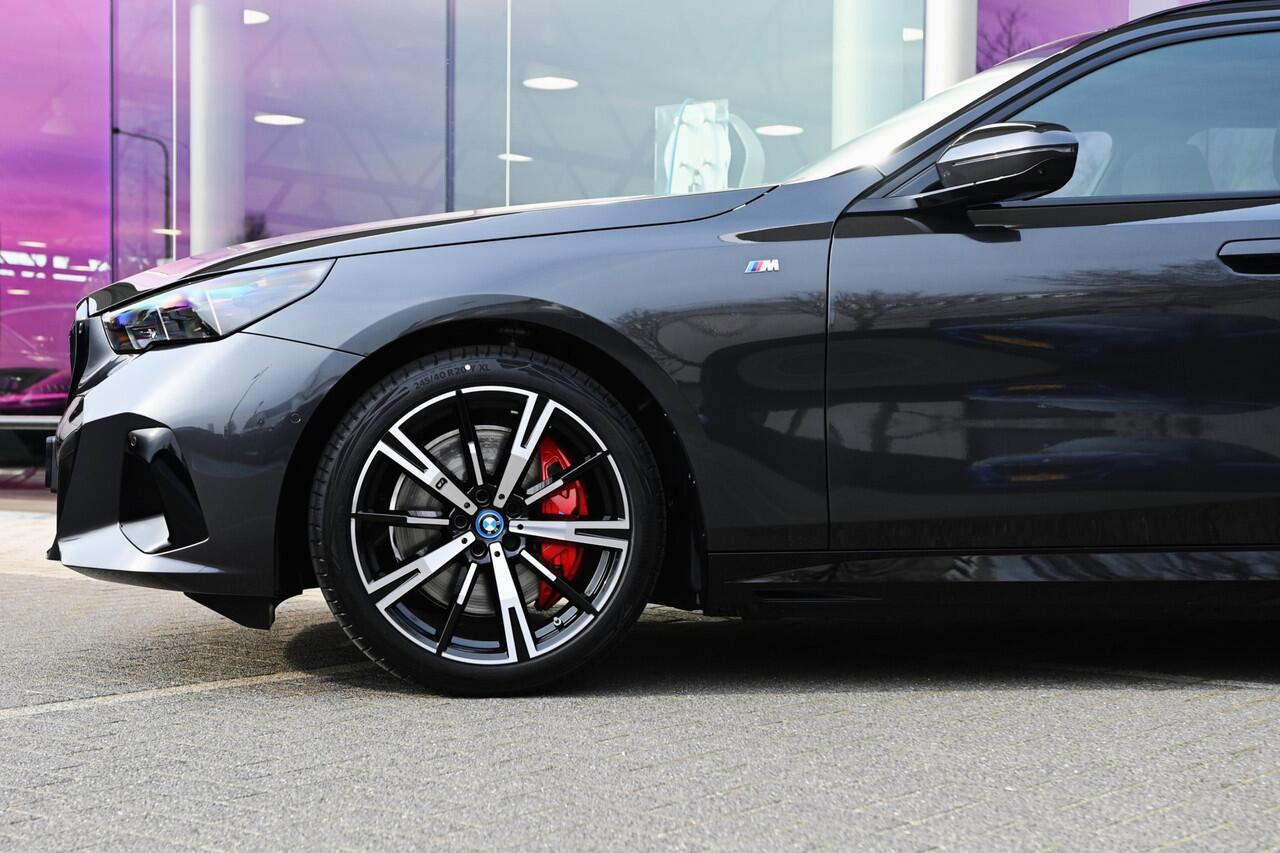 BMW i5 eDrive40 M Sport / Panoramadak / Trekhaak / Bowers & Wilkins / Stoelventilatie / Adaptieve LED / Parking Assistant Plus / Comfort Access