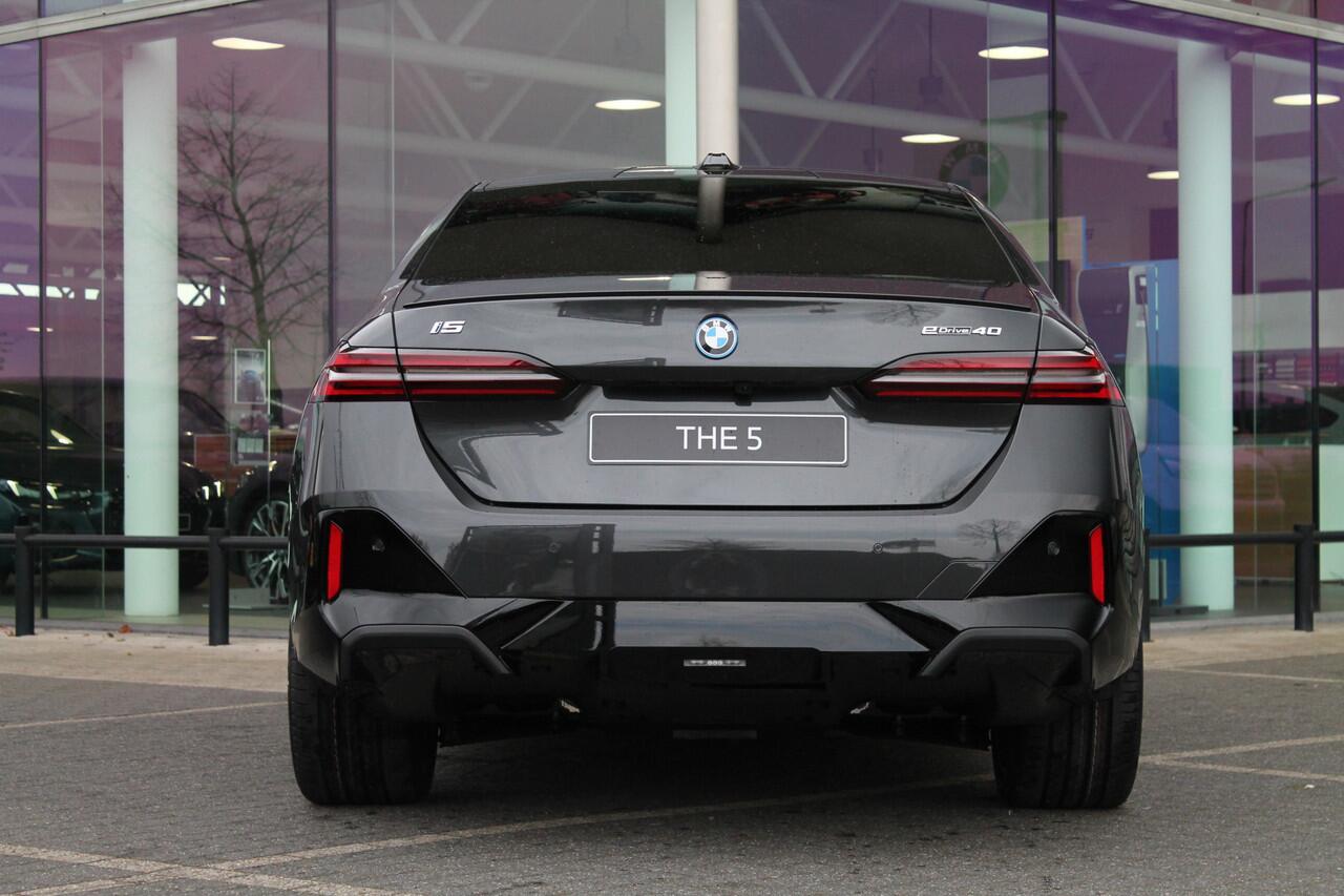 BMW i5 eDrive40 M Sport Automaat / Panoramadak / Trekhaak / Adaptieve LED / Parking Assistant Professional / Stoelventilatie / Comfort Access