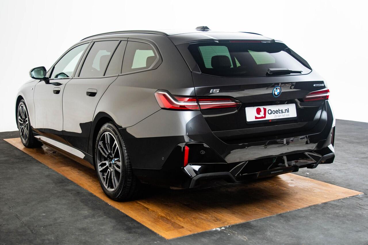 BMW i5 Touring eDrive40 M Sport Edition 84 kWh Trekhaak - Panoramadak - Parking/Driving Professional - Comfort Pack - Harman Kardon - Head up - Comfort Acces - Stuurwielrandverwarming - Active Guard -